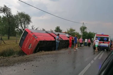 SLETEO AUTOBUS KOD ARANĐELOVCA! Ima povređenih! (FOTO)