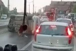 HAOS U KRAGUJEVCU: Automobil proklizao, pa se prevrnuo na sred puta! (VIDEO)