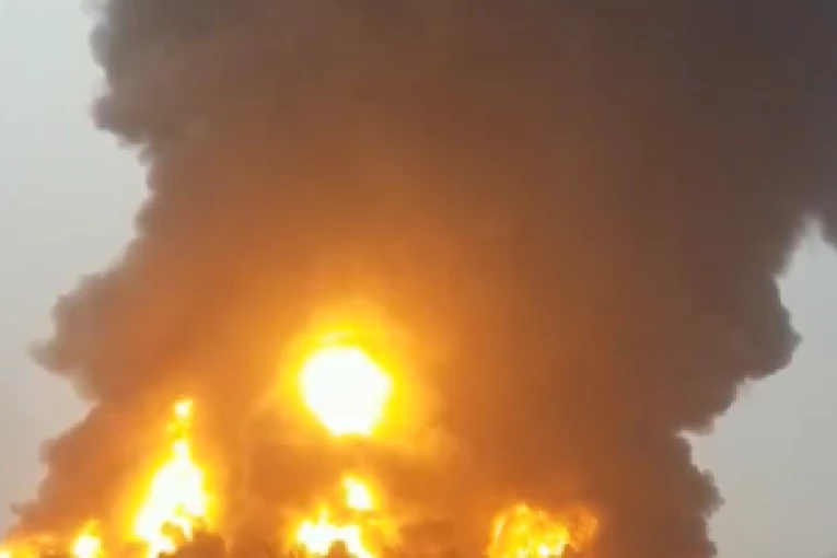HUTI NAJAVILI OSVETU IZRAELU! Objavljeni SNIMCI zastrašujućeg bombardovanja jemenskog grada i luke Hodejde! (FOTO/VIDEO)