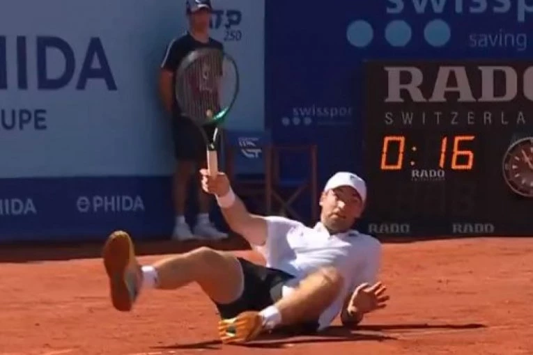 ŠTA URADI ČOVEČE? Zaboravite na Novaka, Rafu, Rodžera! Da li je ovo najbolji potez u istoriji tenisa? (VIDEO)