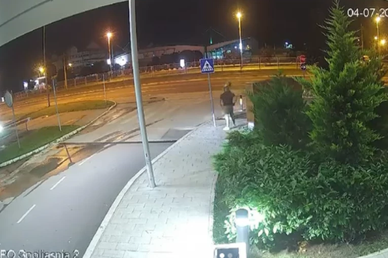 BAHATOST RAZBESNELA GRAĐANE NOVOG BEOGRADA! Radnici restorana pod okriljem noći sekli stubove kod trotoara, kako bi proširili parking za goste! (VIDEO)