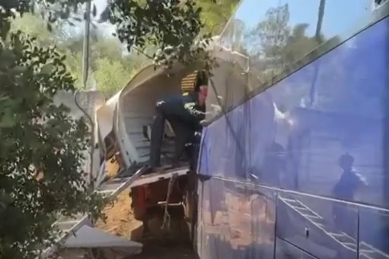 JEZIVE SCENE SA KRFA! Autobus se ZAKUCAO u kamion, prednji deo potpuno SMRSKAN! Zastrašujući prizor sa mesta nesreće (VIDEO)