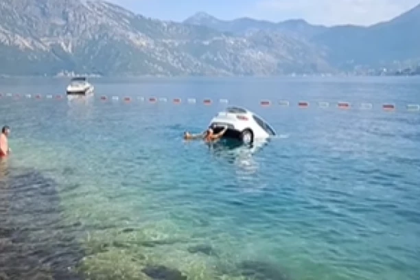 VOZAČ ZABORAVIO DA POVUČE RUČNU, AUTO ZAVRŠIO U MORU! Napravio HAOS na crnogorskoj plaži, sreća da niko nije nastradao! (VIDEO)
