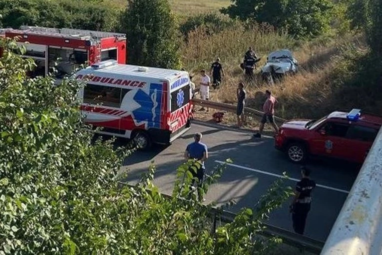 TEŠKA SAOBRAĆAJKA U LESKOVCU: POGINUO VOZAČ "BMW-a"! Ima i povređenih! (FOTO)
