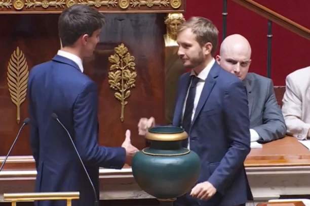 KAO DA JE GUBAV! SKANDAL U FRANCUSKOM PARLAMENTU! Poslanici ODBILI da se rukuju sa polsanikom iz stranke Marin Le Pen! (VIDEO)