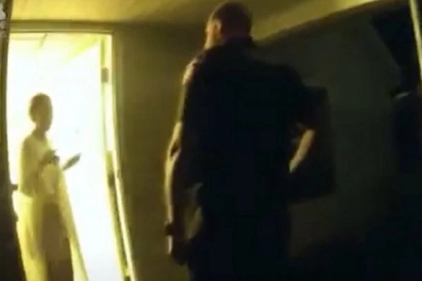 HOROR U AMERICI! Crnkinja pozvala policiju upomoć, beli policajac ušao u kuću, pa joj pucao u LICE! (UZNEMIRUJUĆI VIDEO)