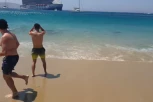 CUNAMI U GRČKOJ! ŠTA SE OVO DEŠAVA?! Ljudi vrište i hvataju se za glave! Ogromni talasi poklopili kupače u vodi i na plaži! Ima povređenih! (VIDEO)