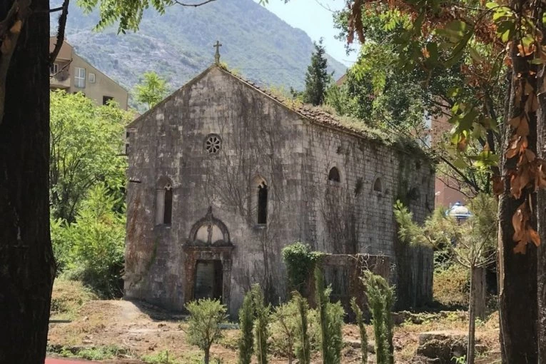 „RELIGIJA“ U ŠKALJARIMA: Crkva Svetog Vićencija proglašena zaštićenim spomenikom kulture, pa pretovrena u zverinjak