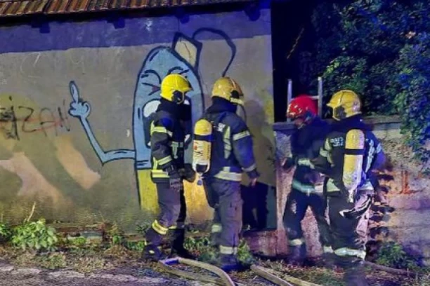 JEZIVE SCENE IZ BOLEČA! Požar zahvatio kuću - vatrogasci pokušavaju da se probiju kako bi zaustavili širenje! (FOTO)