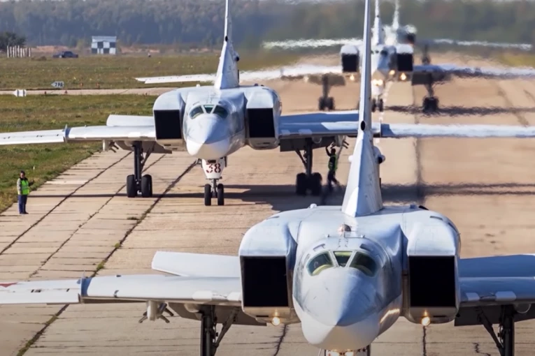 CRN DAN ZA RUSKU AVIJACIJU: Ukrajinci uništili strateški bombarder Tu-22M3 na 1800 kilometara od granice (VIDEO)
