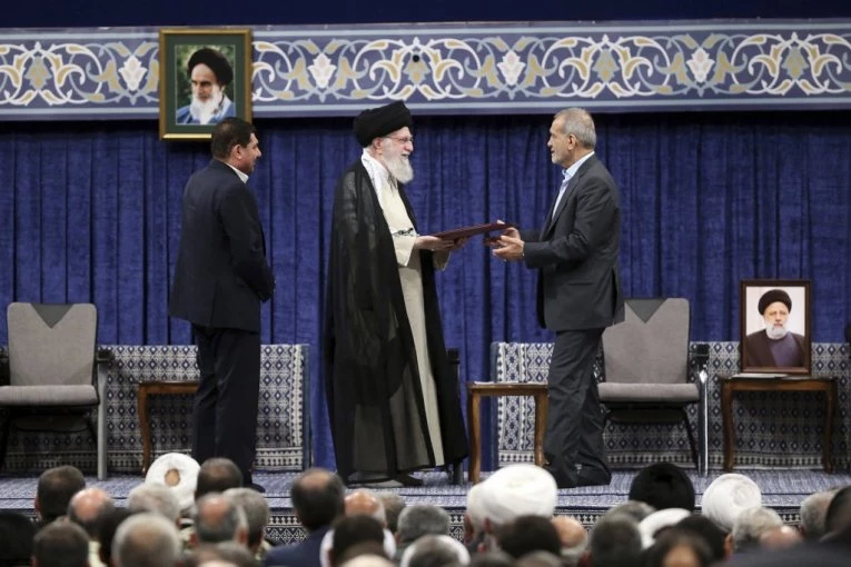PEZEŠKIJAN STUPIO NA DUŽNOST: Novi predsednik Irana dobio podršku vrhovnog vođe (VIDEO)