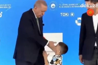 ERDOGAN OŠAMARIO MALOG DEČAKA: Odbio da mu poljubi ruku (VIDEO)