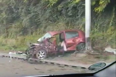 HOROR SCENA! TEŠKA SAOBRAĆAJKA! Poginula devojka, automobil potpuno SMRSKAN, vozio ga PIJANI tinejdžer! (UZNEMIRUJUĆE!)