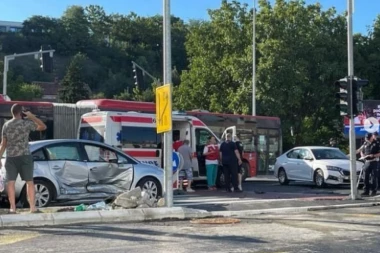 SUDAR TRI AUTOMOBILA KOD TOŠINOG BUNARA: Nekoliko osoba upućeno u zdravstvene ustanove