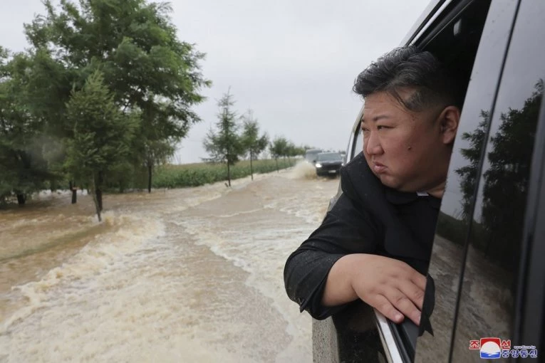NEKOME SE CRNO PIŠE: Kim besan na zvaničnike koji nisu sprečili poplave u zemlji, predvodio akciju spasavanja (VIDEO)