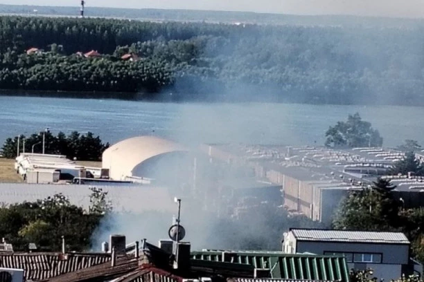 POŽAR U VIŠNJIČKOJ ULICI! Gust dim se nadvija nad ovim delom Beograda, vatrogasci na terenu! (FOTO)
