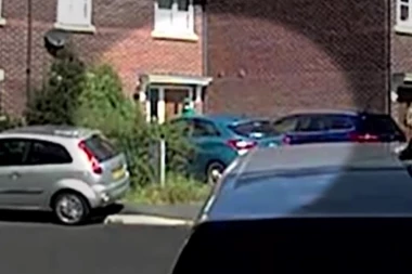 NAPADAČ IZ SAUTPORTA UOČEN 20 MINUTA PRE NAPADA: Zastrašujući snimci maskirane figure ispred kuće u koju će policija kasnije upasti (VIDEO)