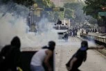 VENECUELANCI RUŠE SPOMENIKE ČAVEZU: Najmanje tri osobe poginule, a 44 povređene u obračunima policije i demonstranata (VIDEO)