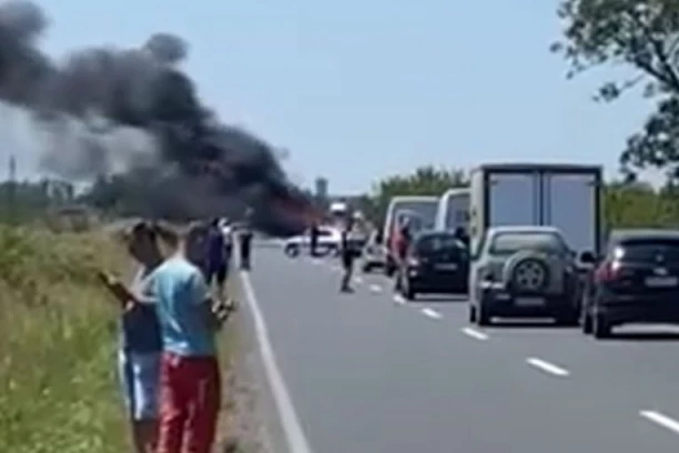 GORI AUTOMOBIL NASRED PUTA KOD BAČKE PALANKE! Veliki plamen zahvatio vozilo, gust dim se širi na sve strane! (VIDEO)