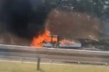 ZAPALILO SE VOZILO KOD BEGALJIČKOG BRDA! Užas - vatra progutala celo vozilo! (VIDEO)