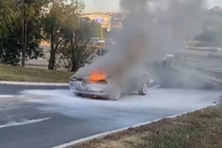 ISKLJUČENJE KA KONJARNIKU ZATVORENO: Automobil izgoreo na cesti! (VIDEO)