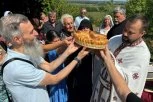 SNAGA VERE SRBA U HRVATSKOJ: Liturgijom na livadi dirljivo obeležena slava Manastira Marča, koji više ne postoji
