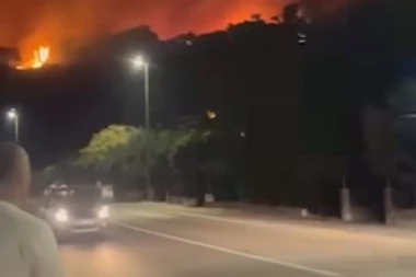 PREDSEDNIK OPŠTINE JEDVA IZVUKAO ŽIVU GLAVU! Požar divlja u Gornjim Tučepima, prizori ZASTRAŠUJUĆI (VIDEO)