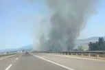VELIKI POŽAR NA AUTO-PUTU KOD NIŠA! Gust dim se podiže kraj puta, budite OPREZNI! (VIDEO)