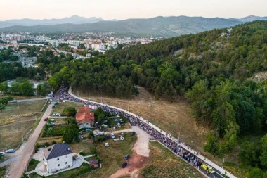 KILOMETARSKE KOLONE U NIKŠIĆU: Desetine hiljada vernika dočekalo Čudotvornu Trojeručicu i igumana hilandarskog Metodija