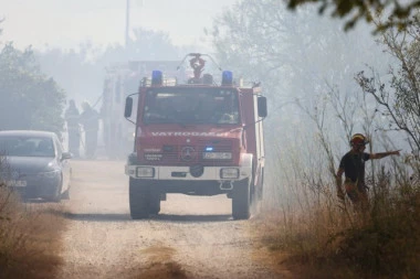 NOVI POŽAR U HRVATSKOJ, BUKTI U OSIJEKU, A VIDI SE ČAK IZ SRBIJE! "Neko namerno to radi, ljudi su očajni, vazduh je užasan!" (FOTO)