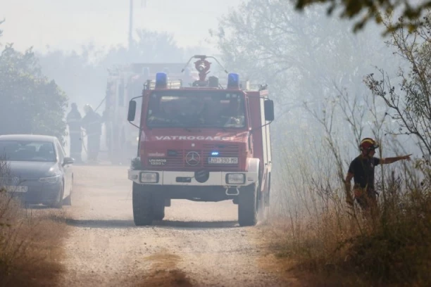 NOVI POŽAR U HRVATSKOJ, BUKTI U OSIJEKU, A VIDI SE ČAK IZ SRBIJE! "Neko namerno to radi, ljudi su očajni, vazduh je užasan!" (FOTO)