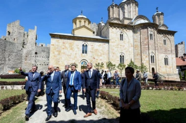 DA MANASIJA ZASIJA STARIM SJAJEM! Premijer Vučević u poseti srpskoj srednjovekovnoj svetinji (FOTO)