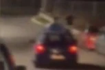 JEZIVO! ISPLIVAO SNIMAK TIK PRED STRADANJE MLADIĆA U BARAJEVU: Vozio se na krovu automobila, pao i na mestu poginuo! (VIDEO)
