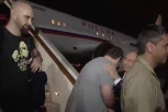 CRVENI TEPIH I POČASNA STRAŽA ZA OSLOBOĐENE ZATVORENIKE: Putin na aerodromu dočekao Ruse razmenjene sa Zapadom (VIDEO)