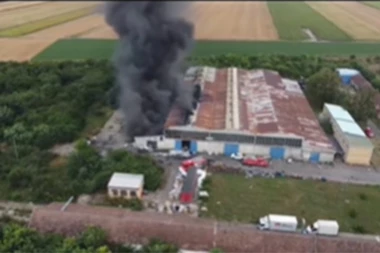 OGROMAN POŽAR U KIKINDI! Gust dim kulja iz fabrike, ima povrđenih! (VIDEO/FOTO)