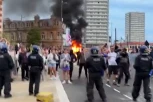 OPŠTI HAOS U BRITANIJI: Novi talas ekstremnog desničarog nasilja na ulicama, zapaljena i opljačkana policijska stanica (VIDEO)