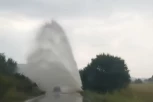 VOZAČI OPREZ, VODA ŠIKLJA NA SVE STRANE! Paralisan saobraćaj na putu u opštini Aleksinac!