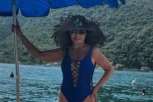 NEDA UKRADEN (73) POMUTILA RAZUM CRNOGORCIMA: Skinula se u mini bikini, nećete verovati NA ŠTA JE SELA! (FOTO)