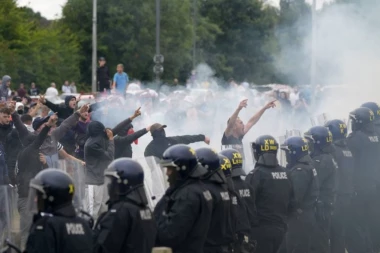 UHAPŠENO 147 LJUDI, POVREĐENO 10 POLICAJACA: Eksplozija nasilja i haosa širom Velike Britanije (FOTO/VIDEO)