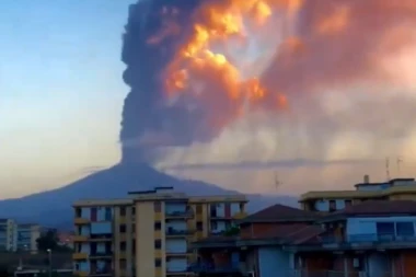 ETNA IZAZVALA KOLAPS VAZDUŠNOG SAOBRAĆAJA NA SICILIJI: Poremećeni letovi na aerodromu u Kataniji (VIDEO)