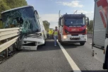 STRAVA I UŽAS NA AUTO-PUTU: Autobus sleteo sa puta i probio zaštitnu ogradu, ima poginulih (FOTO)