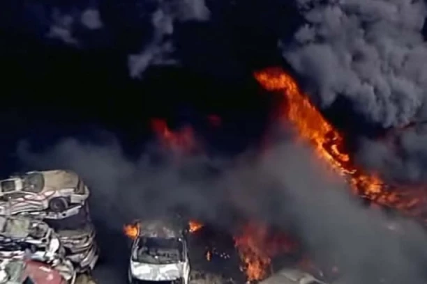 BUKNUO POŽAR NA AUTO-OTPADU: Izgorelo preko 1.500 automobila (VIDEO)