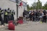 "ALAHU EKBAR" ODZVANJA ULICAMA! Izbili stravični sukobi nacionalista i islamista! Cela zemlja je u PLAMENU! Gore radnje i automobili (VIDEO)