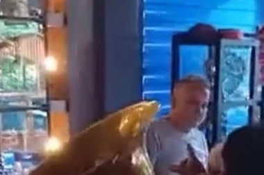 KADA ĐOKOVIĆI SLAVE: Novakov otac nije žalio para - Srđan sa trubačima dočekao parisko zlato! (VIDEO)