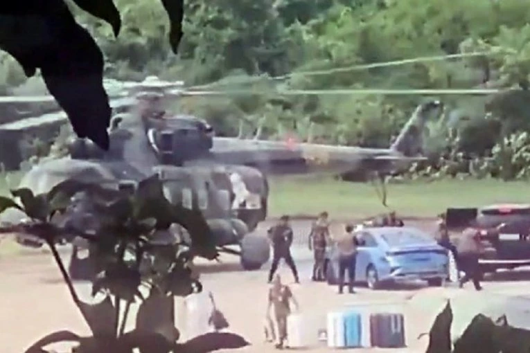 KAMERA SNIMILA DRAMATIČAN TRENUTAK: Premijerka Bangladeša u poslednjem trenutku beži helikopterom iz zemlje! (VIDEO)