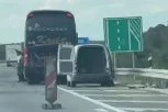 STRAVIČNA NESREĆA KOD POŽAREVCA! Autobusu pukla guma, pa se ZAKUCAO U BANKINU (VIDEO)