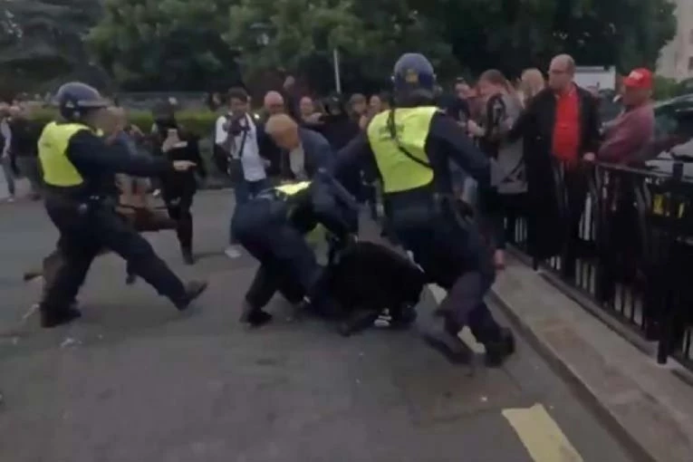 LETELE FLAŠE I CIGLE, POVREĐENI POLICAJCI: U Velikoj Britaniji i večeras nastavljeni nemiri, BRUTALAN SUKOB DVE RIVALSKE GRUPE (FOTO/VIDEO)
