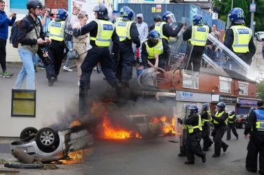 BRITANIJA PRED VRATIMA PAKLA! ENGLESKA U PLAMENU! Masovna mobilizacija policijskih snaga! Ono najgore tek dolazi! (VIDEO)