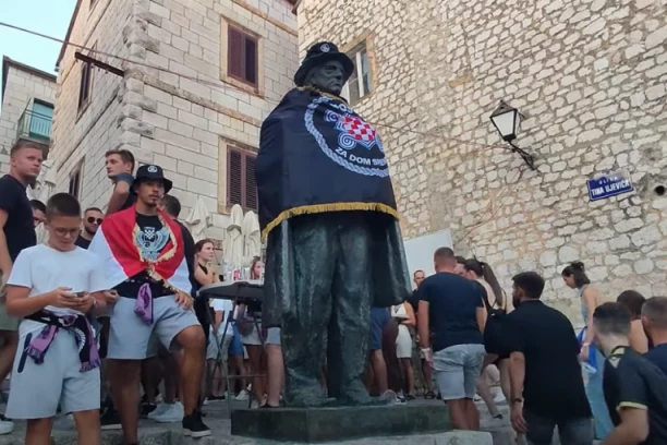 VELIČANJE PAVELIĆA I "OLUJE", JEZIVE SCENE U IMOTSKOM! Hiljade crnokošuljaša zapevalo zloglasnu ustašku pesmu (VIDEO)