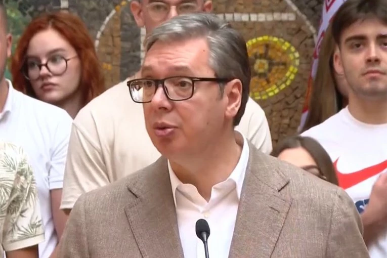 VUČIĆ ISPRAĆA 100 STUDENATA I SREDNJOŠKOLACA! "Želim vam srećan i uspešan put i da vratite i čuvate svoje znanje za našu Srbiju" (VIDEO)